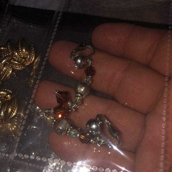 45 pair of earrings with a travel seperator booklet included - Picture 17 of 17